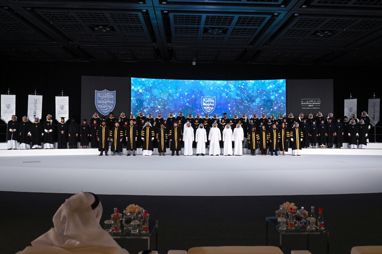 "منصور بن محمد في صورة جماعية مع الخريجين بحضور عبد الله الفلاسي وعلي المري وطيب كمالي ويونس آل ناصر - تصوير محمد هشام"