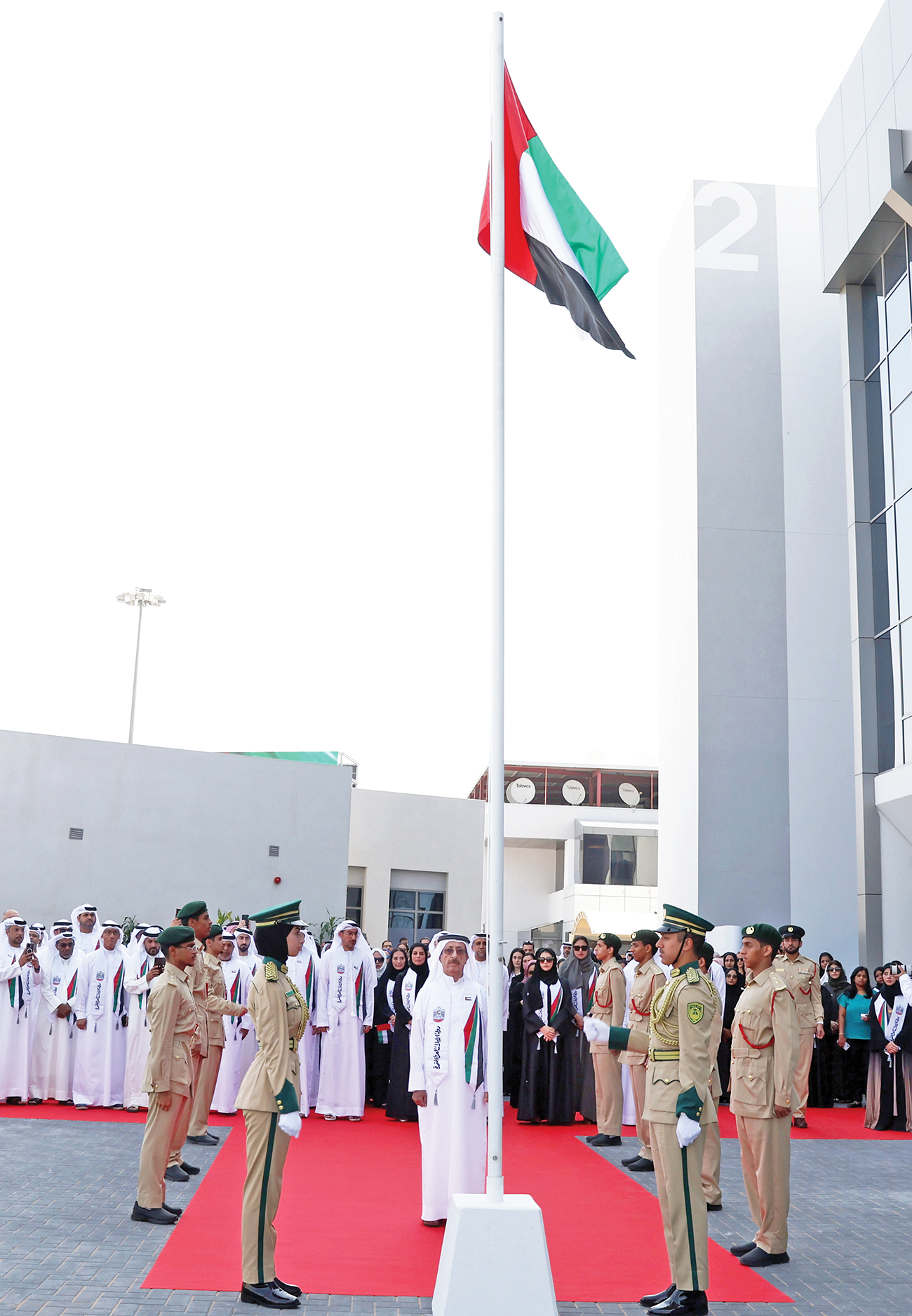 "سموه خلال رفع العلم بحضور محمد الملا والمدراء والمسؤولين"