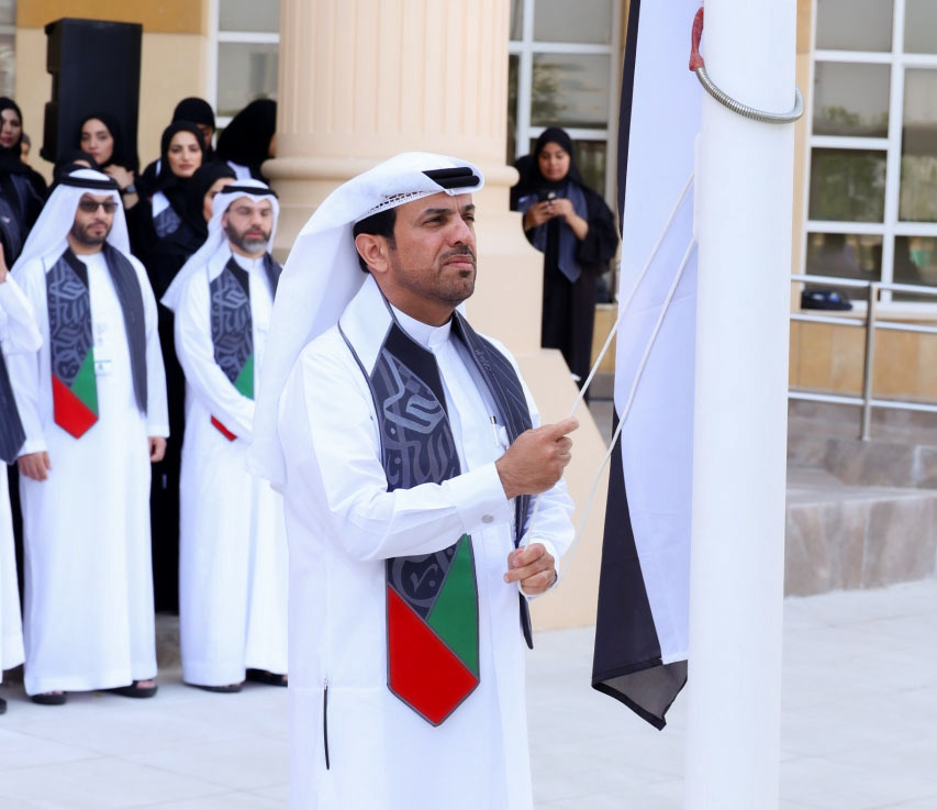 "أحمد المهيري رافعاً علم الدولة على سارية «إسلامية دبي»"
