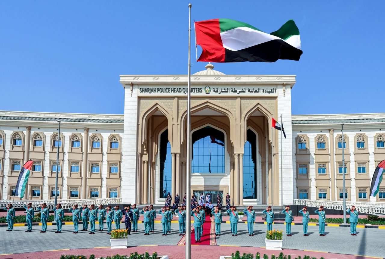 "احتفال شرطة الشارقة بـرفع العلم| من المصدر"