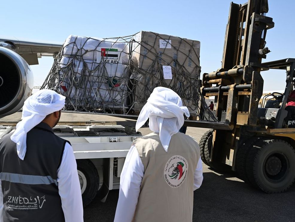 بناءً على توجيهات القيادة الرشيدة لإغاثة النازحين السودانيين.. طائرتا مساعدات إماراتية تصلان إلى أم جرس التشادية