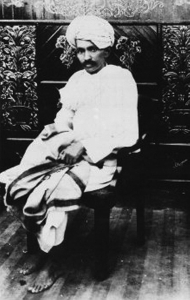 "1913 القبض على مهاتما غاندي بينما كان يقود مسيرة عمال المناجم الهنود في جنوب أفريقيا."