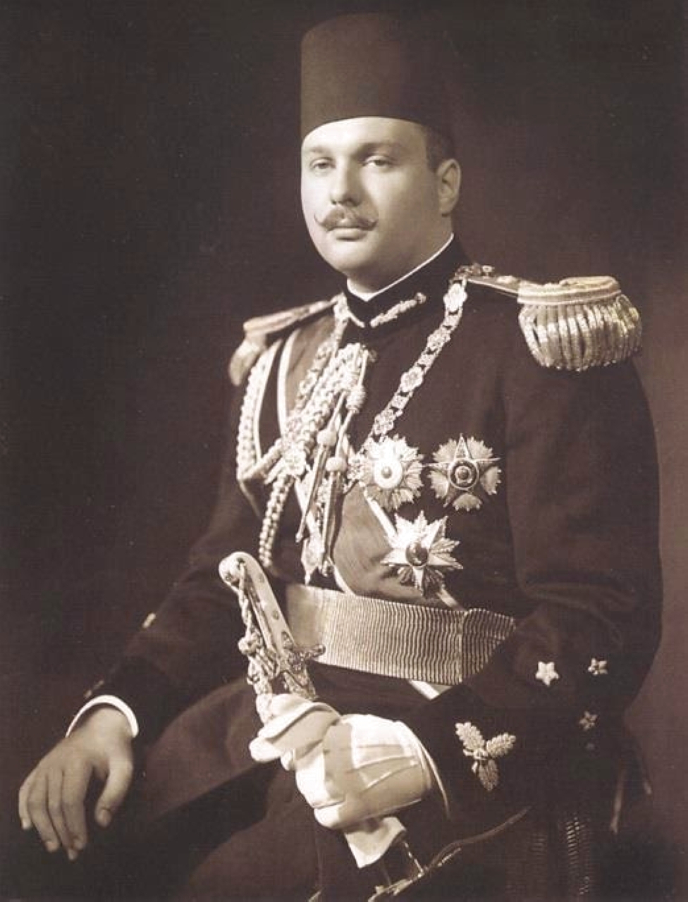 "1949 ملك مصر فاروق الأول يصدر قراراً بحلّ البرلمان وإجراء انتخابات جديدة."