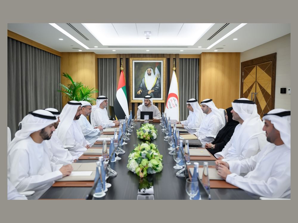 "حمدان بن زايد مترئساً اجتماع مجلس إدارة الهلال الأحمر | وام"