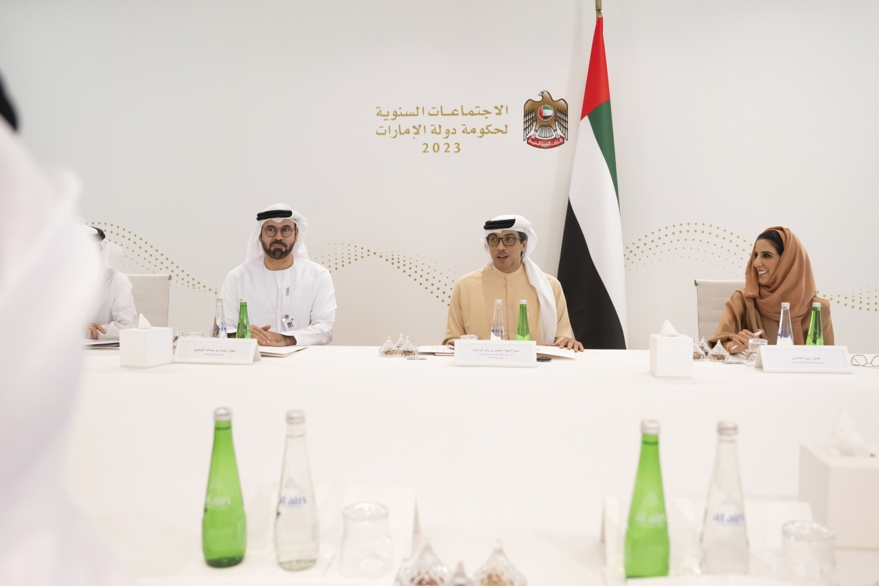 "منصور بن زايد خلال الاجتماع بحضور محمد القرقاوي ومريم الحمادي | من المصدر"