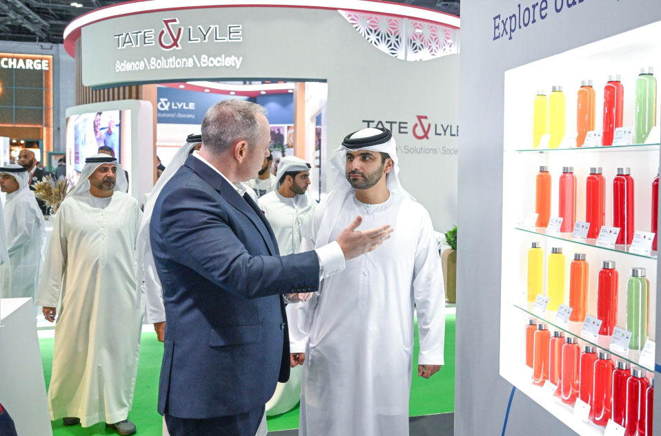 "منصور بن محمد يزور «جلفود للتصنيع» ويستمع إلى شرح من أحد مسؤولي الشركات العالمية |  تصوير: محمد هشام"