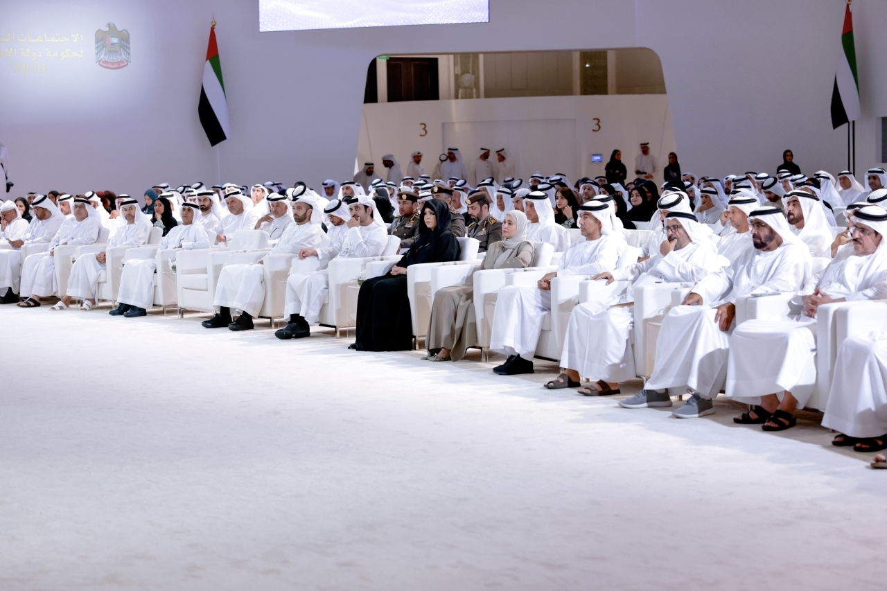 "مكتوم بن محمد ومحمد بن سعود ولطيفة بنت محمد خلال الجلسة بحضور محمد الحسيني وعبدالرحمن العور وعبدالله الكتبي وعهود الرومي وخليفة المرر وسعيد الطاير - تصوير: خليفة اليوسف"