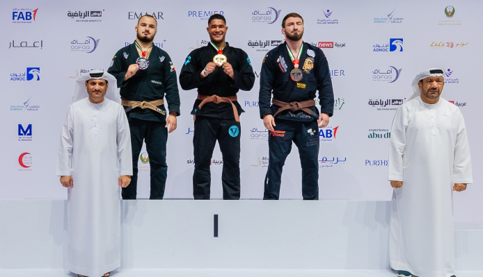 "محمد سالم الظاهري ويوسف البطران خلال مراسم تتويج الأبطال | من المصدر"