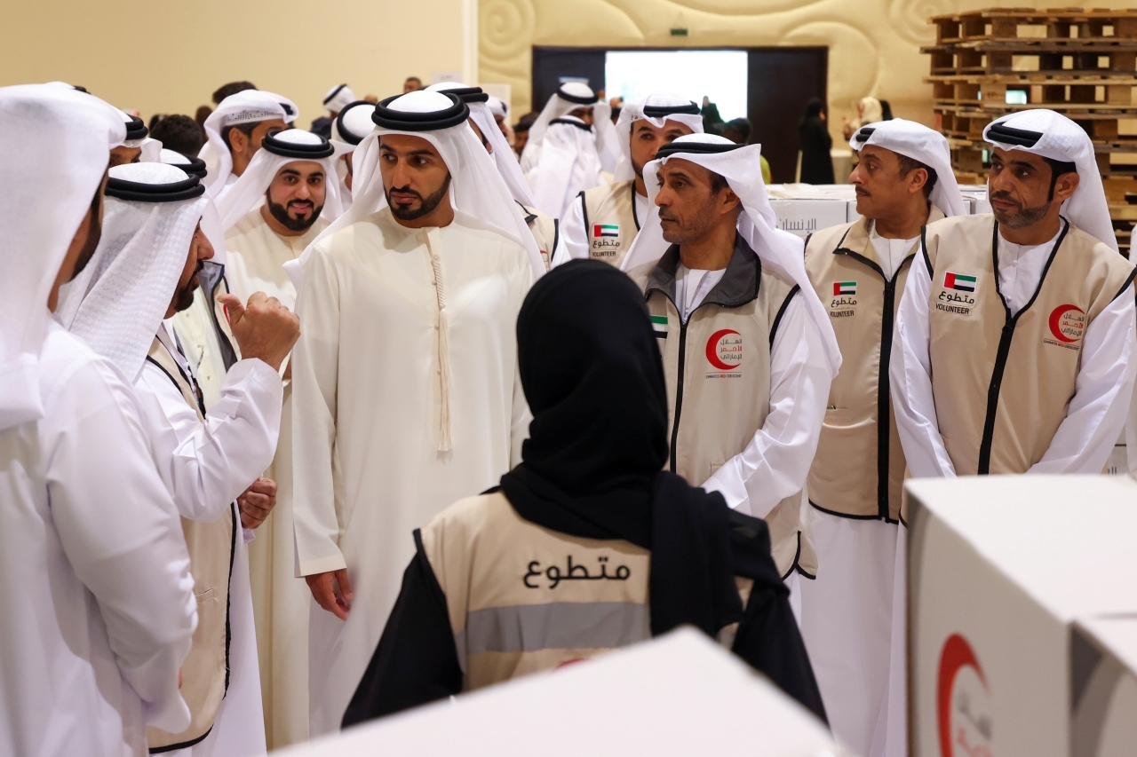 "راشد بن حميد خلال مشاركته المتطوعين في الحملة بحضور محمد عمر الشمري - تصوير: يماني العفاري"