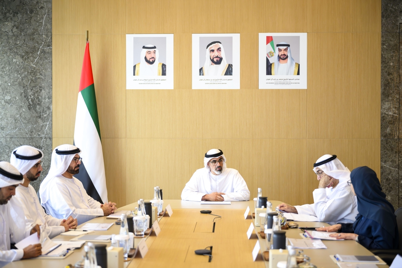 "خالد بن محمد مترئساً اجتماع مجلس الإمارات للجينوم بحضور محمد القرقاوي وعبدالرحمن العويس وسارة الأميري وعمر العلماء"