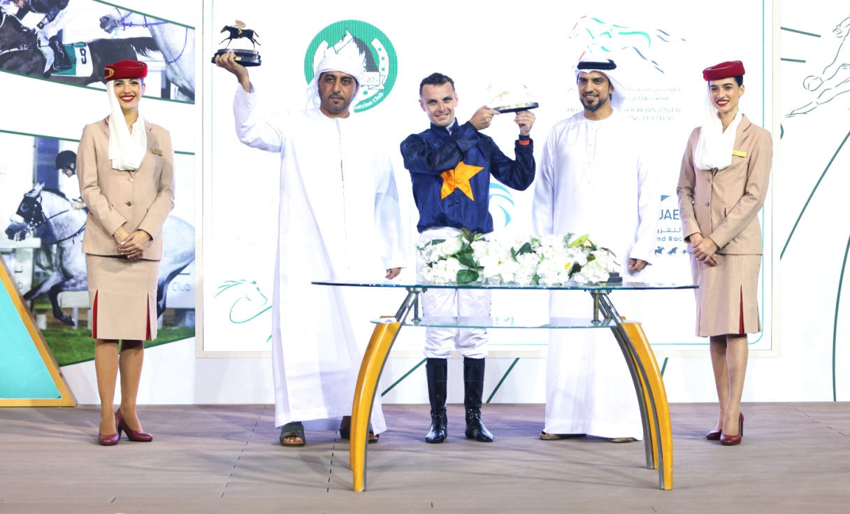 "علي الشيبة خلال مراسم التتويج في الشوط الرابع | البيان"