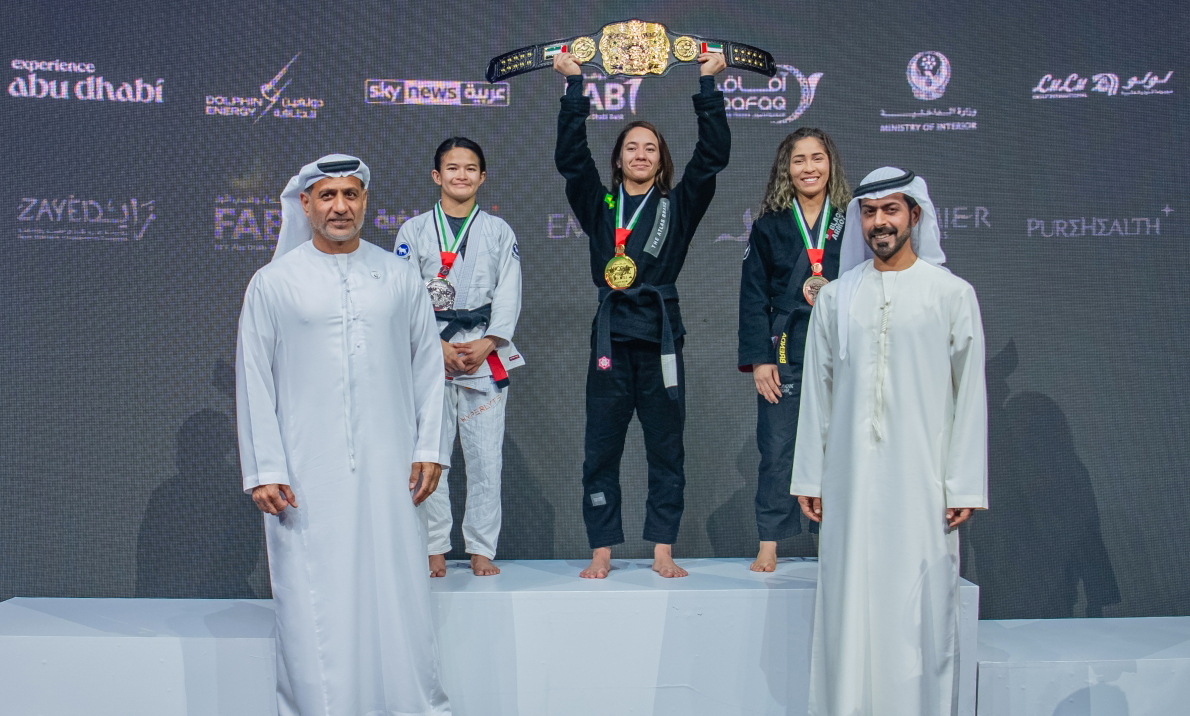 "خليفة بن طحنون خلال مراسم التتويج بحضور عبدالمنعم الهاشمي | من المصدر"