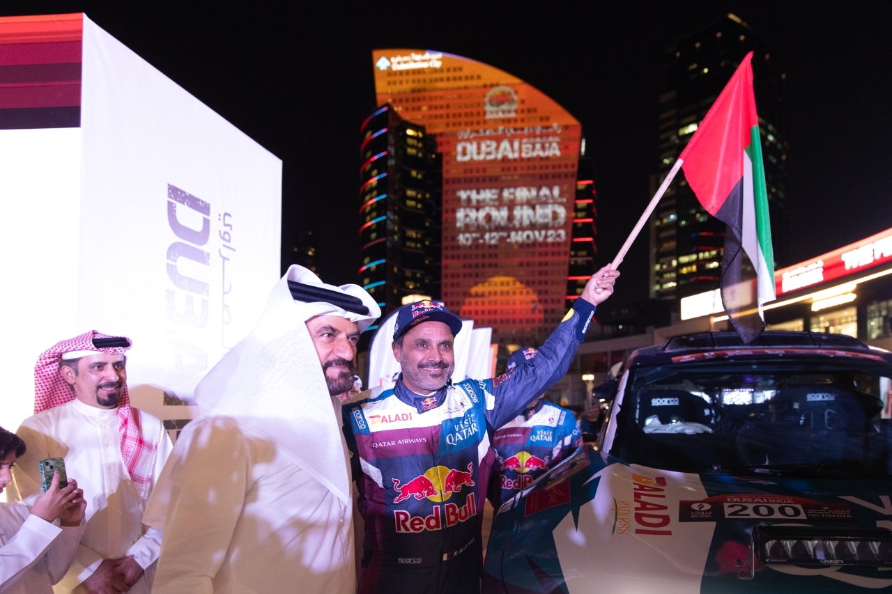 "محمد بن سليم في نقطة الانطلاقة مع المتسابق القطري ناصر العطية | من المصدر"