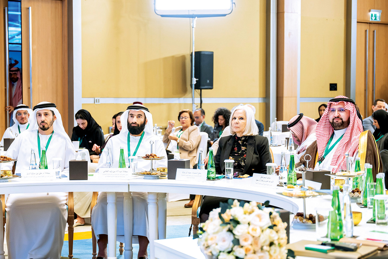 "عبدالله الفلاسي وعبد العزيز بن طلال آل سعود وعلي المري وهيفاء أبو غزالة خلال المنتدى"