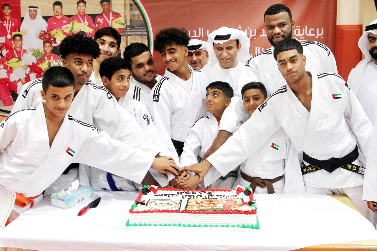 "محمد بن ثعلوب يحتفل مع كوكبة من اللاعبين الصاعدين | أرشيفية"