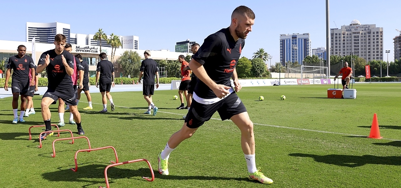 "جانب من تدريب سابق لميلان في دبي | أرشيفية"