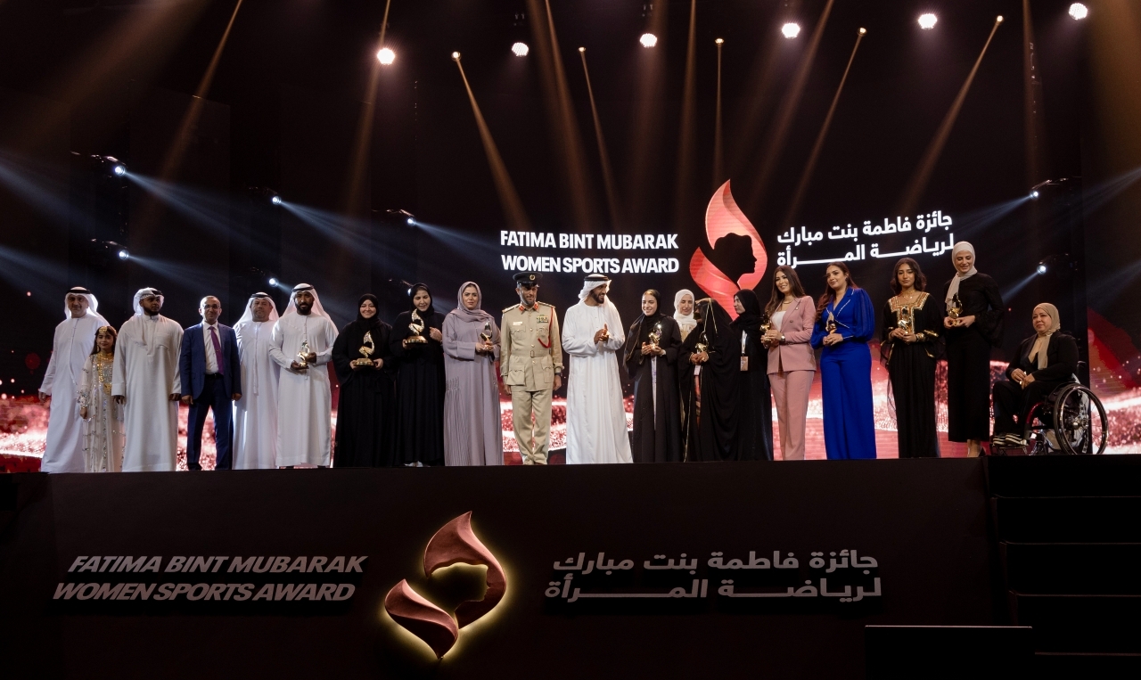 "نهيان بن زايد خلال تتويج الفائزات بجائزة فاطمة بنت مبارك لرياضة المرأة | البيان"