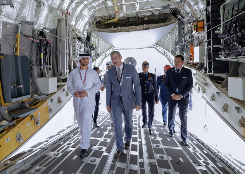 "منصور بن محمد داخل إحدى الطائرات بحضور عدد من المسؤولين"