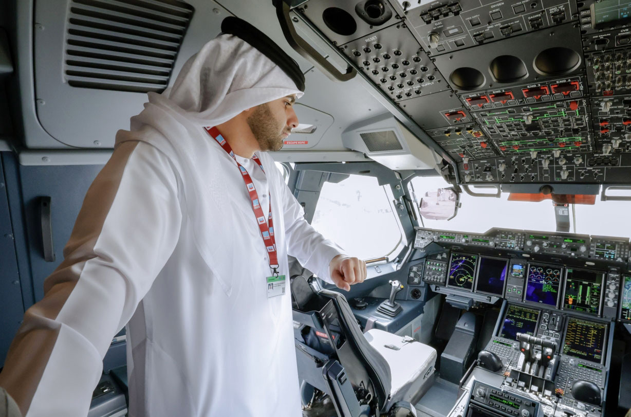 "سموه في مقصورة إحدى الطائرات"