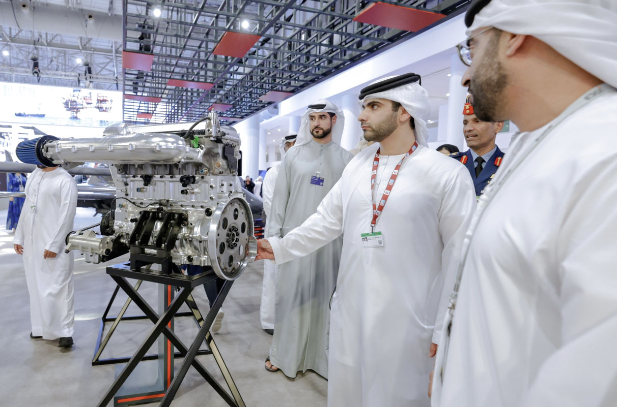 "منصور بن محمد يتفقد الابتكارات في المعرض"