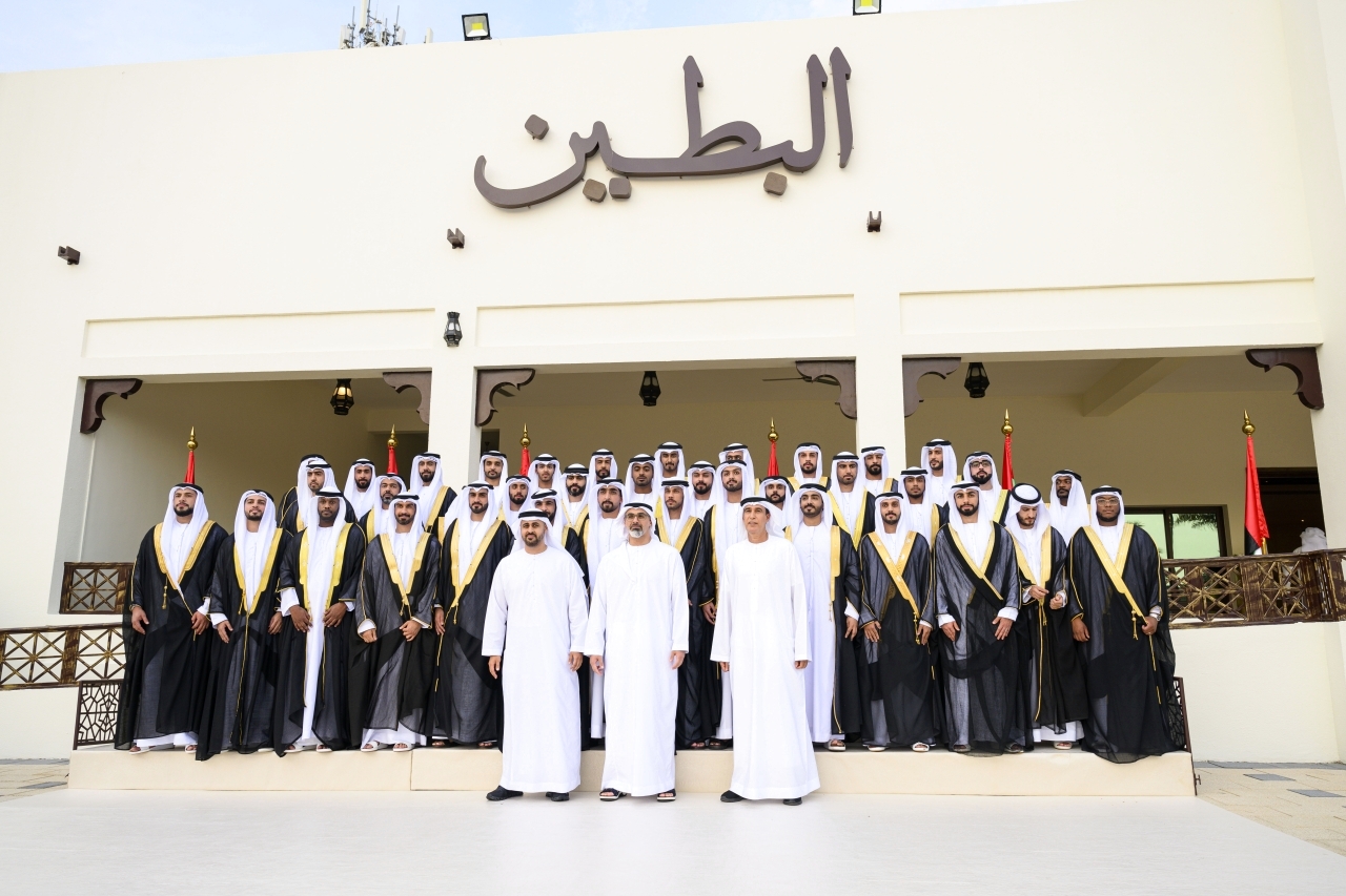 "خالد وذياب بن محمد وجبر السويدي في لقطة جماعية مع العرسان - وام"