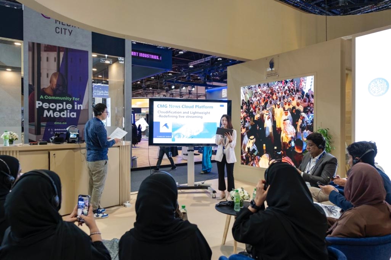 "جانب من الجلسة النقاشية من المصدر"