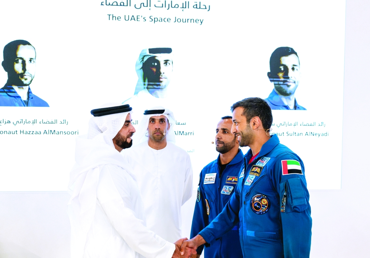 "سيف بن زايد مصافحاً سلطان النيادي بحضور سالم المري وهزاع المنصوري"