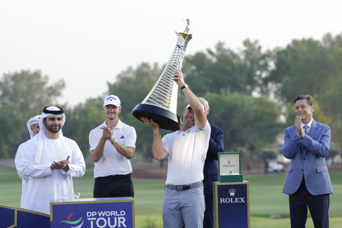 "منصور بن محمد خلال تتويج روري ماكلروي  بطل السباق إلى دبي| تصوير: خليفة اليوسف"