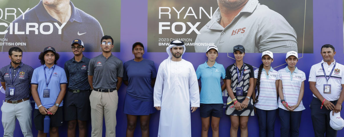 "منصور بن محمد متوسطاً عدداً من لاعبي الإمارات الواعدين"