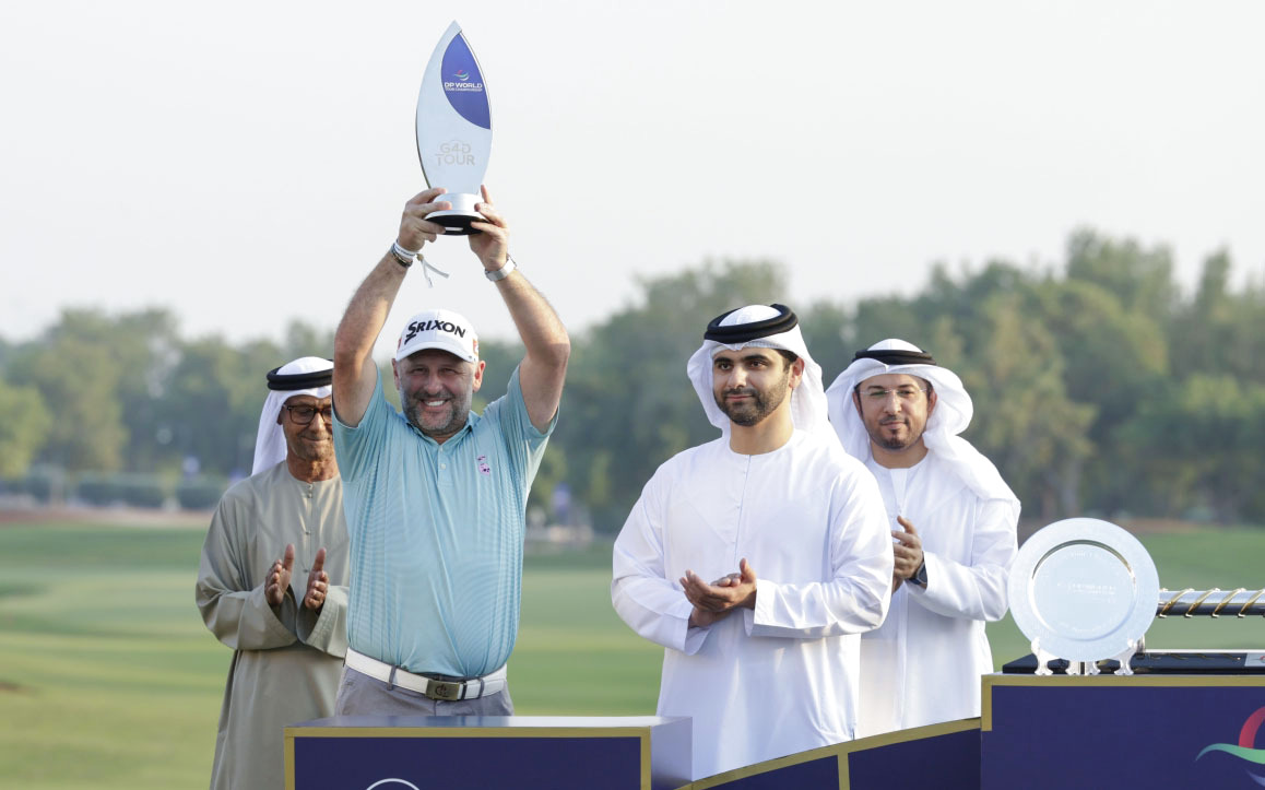 "سموه خلال تتويج مايك براون بحضور فاهم القاسمي وعبدالله بن دميثان"