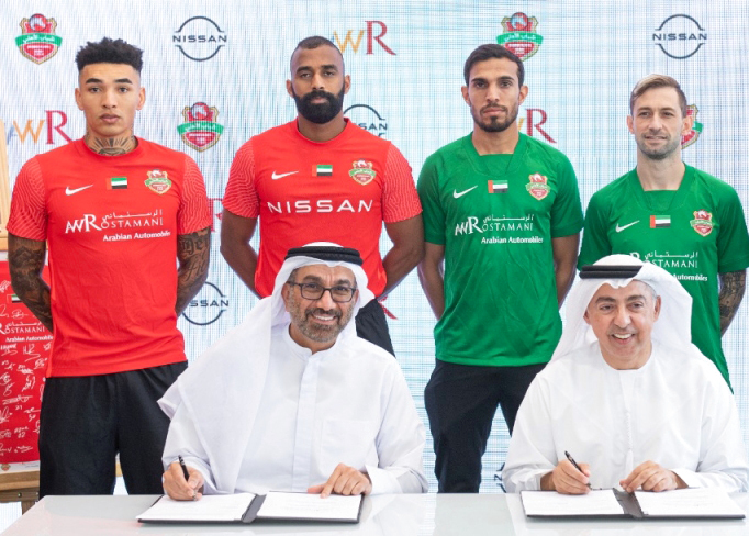 "خالد الرستماني وهشام القاسم خلال توقيع العقد| البيان"