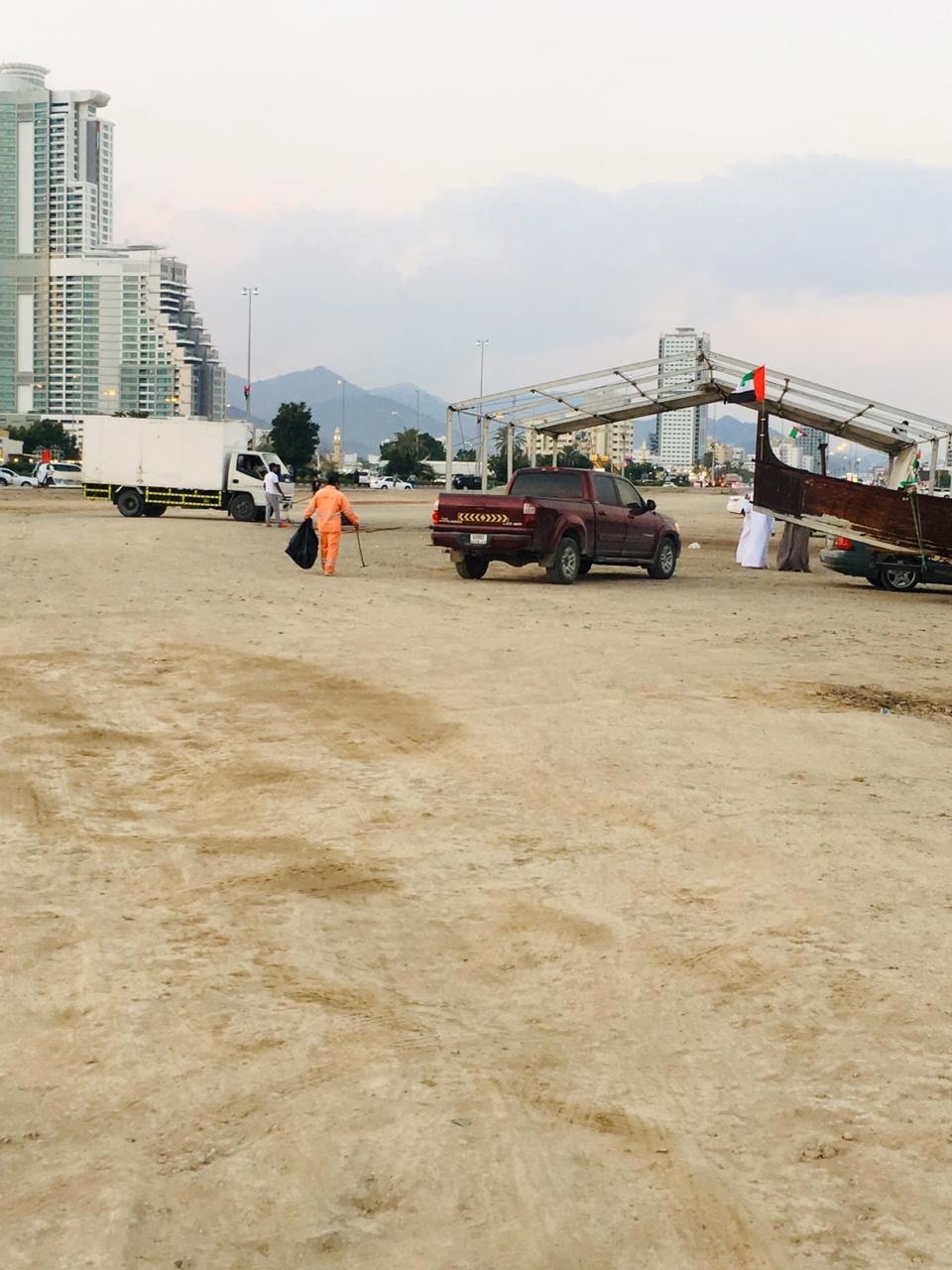 "جانب من حملات النظافة الدورية بشواطئ الفجيرة | من المصدر"