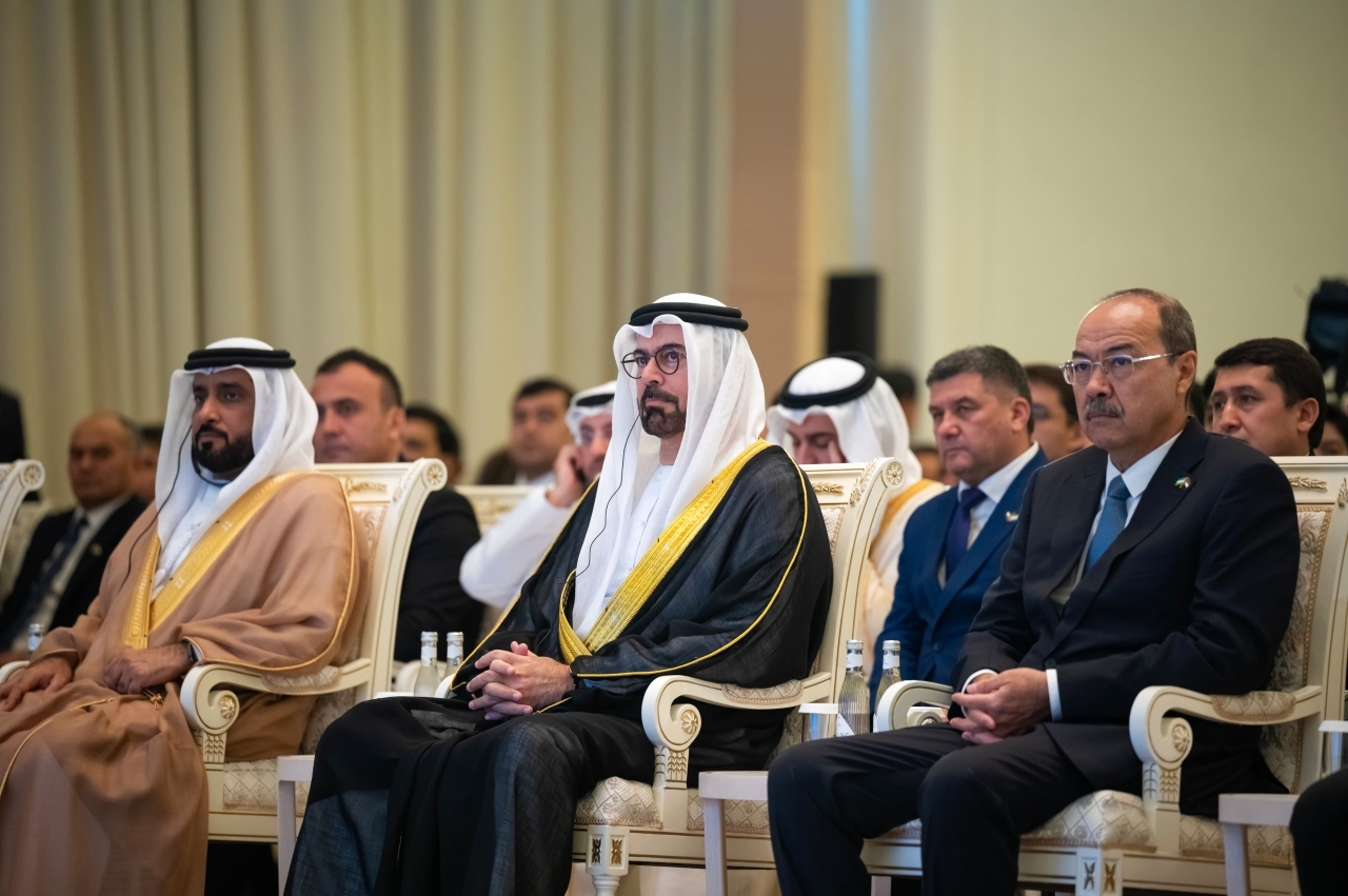 "عبدالله أريبوف ومحمد القرقاوي خلال فعاليات الاحتفاء بتكريم الفائزين"