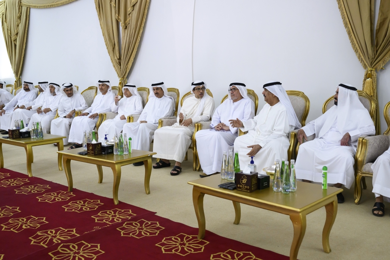 "منصور بن زايد وصقر غباش خلال العزاء"