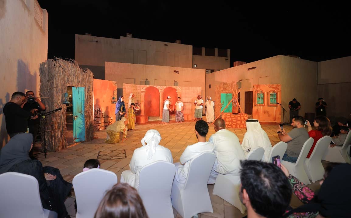 "الجمهور يتابع أحد مشاهد العرض المفتوح | تصوير: عثمان ذياب"