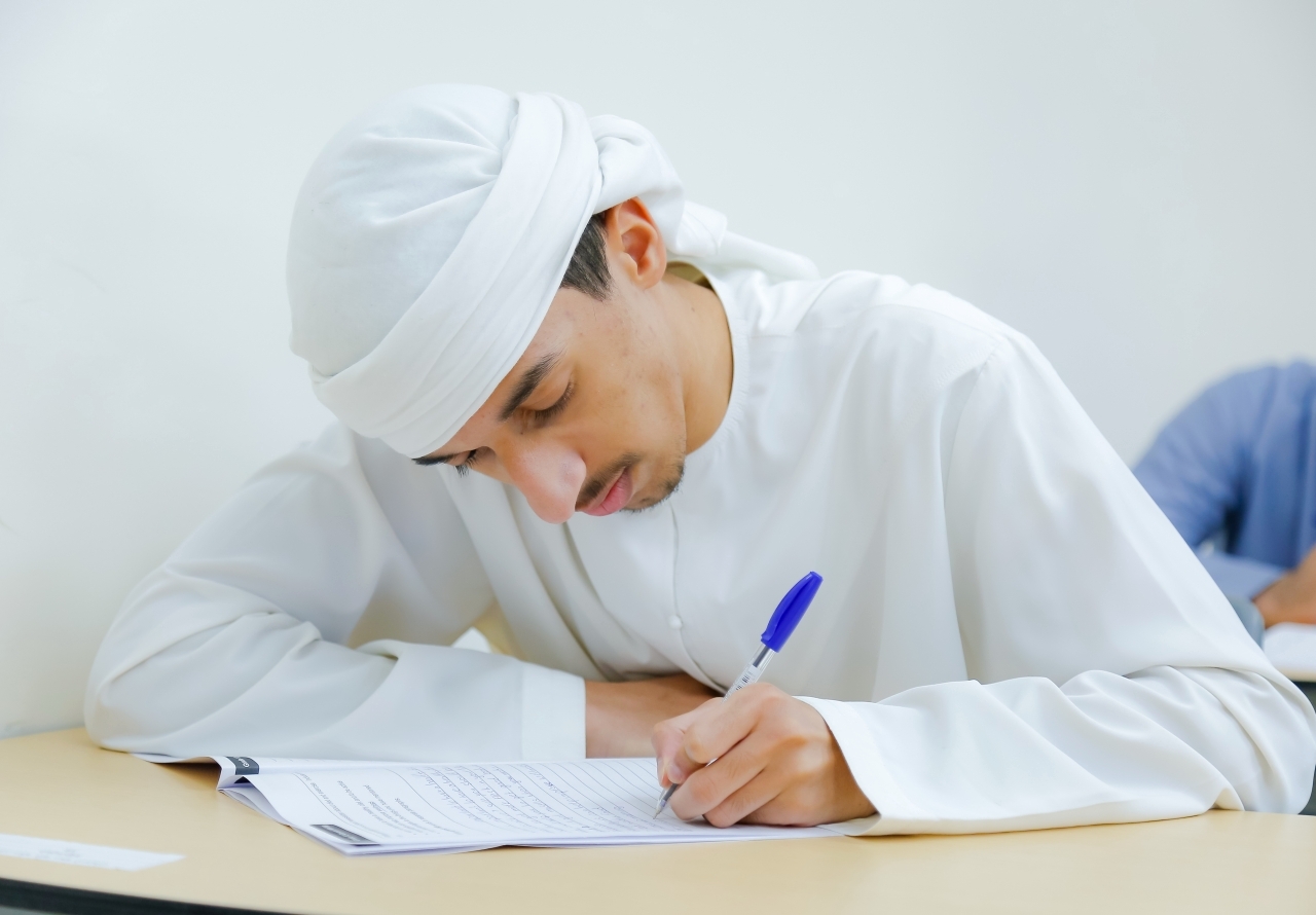 "طالب خلال تأديته أحد الامتحانات / أرشيفية"