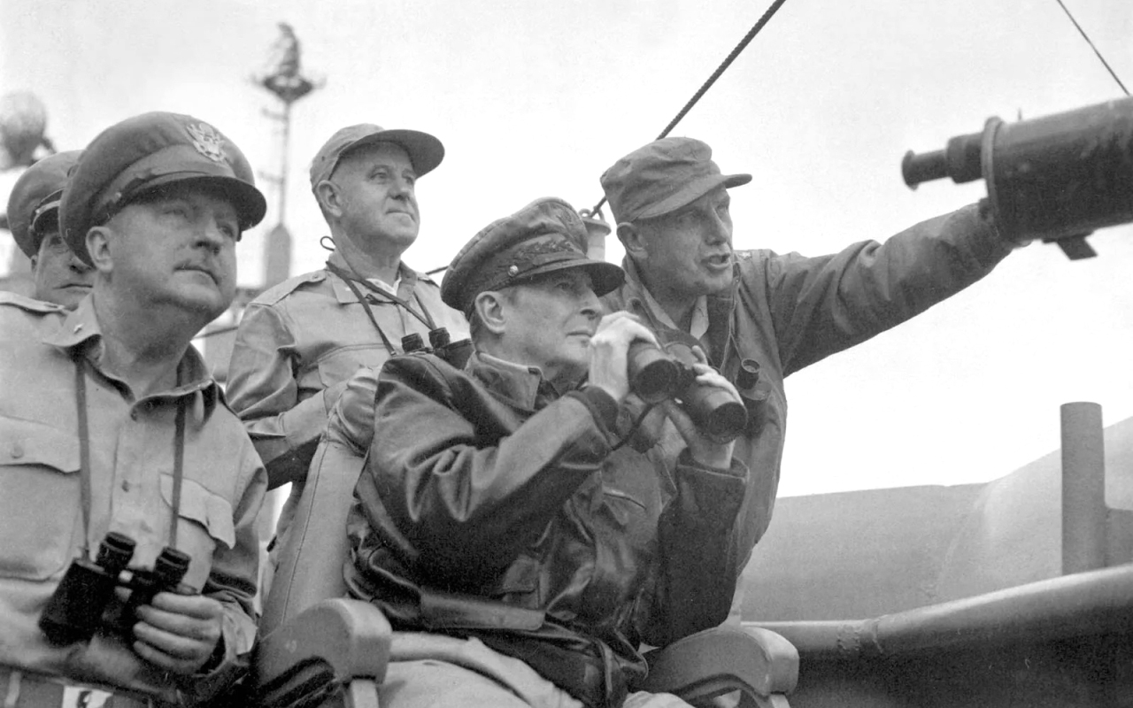 "1950 الجيش الصيني يدخل كوريا الشمالية إبان الحرب الكورية بين الجارتين الشمالية والجنوبية."