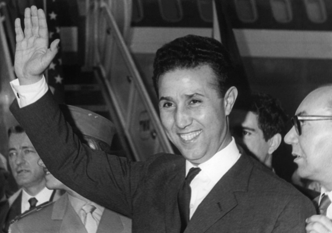 "1962 أحمد بن بلة يشكل أول حكومة في الجزائر ويصبح الرئيس الأول للبلاد بعد استقلالها عن الاستعمار الفرنسي."