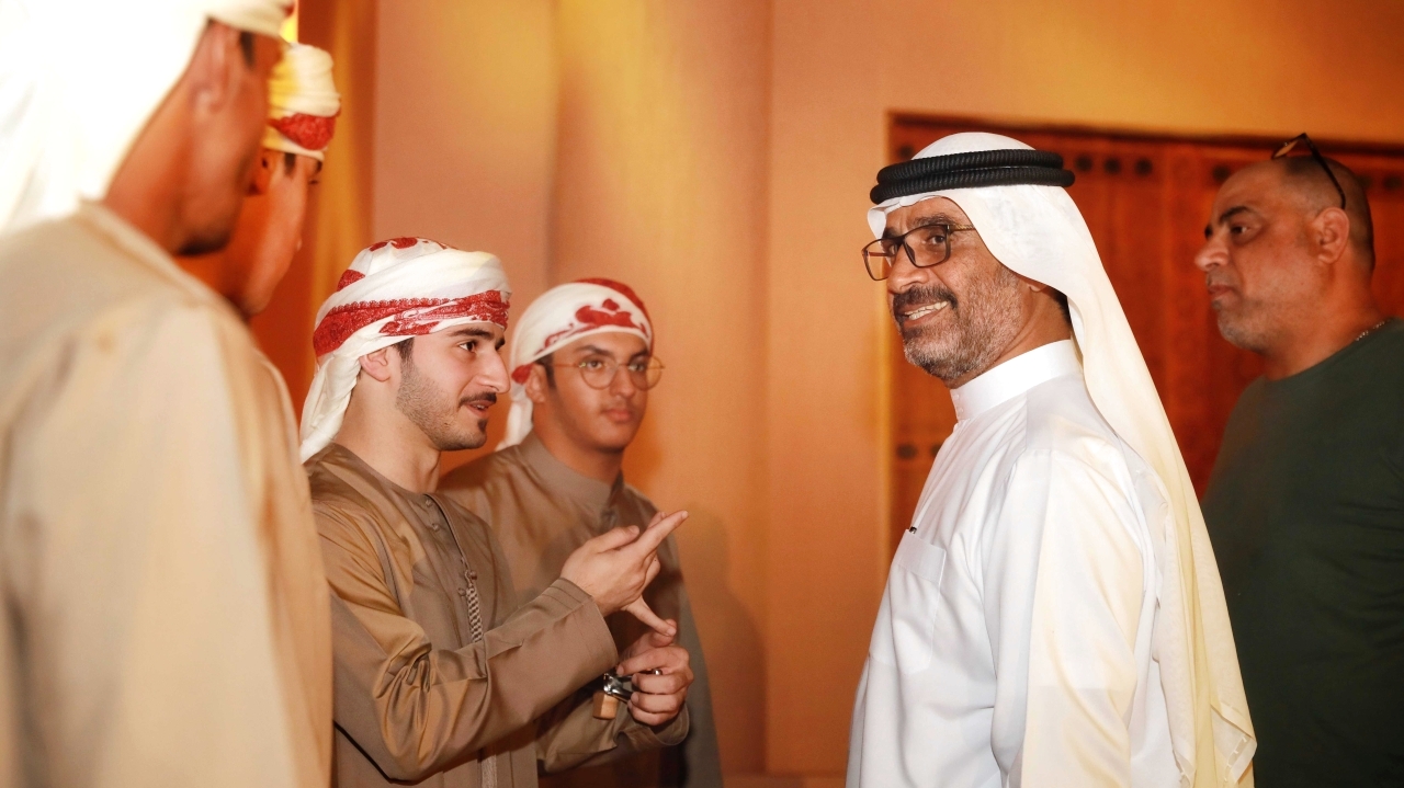 "عبدالله حمدان بن دلموك مع المتسابقين / من المصدر"