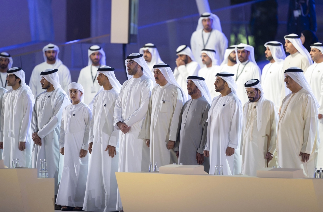 "حمدان بن زايد وصقر غباش وطحنون وسرور بن محمد وخالد بن زايد وعدد من الشيوخ"