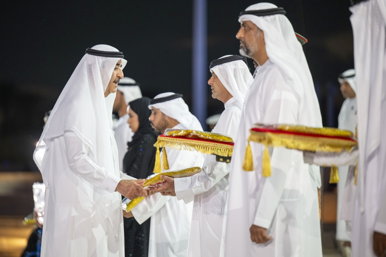 "سعود المعلا خلال تكريم عدد من ذوي الشهداء وام"