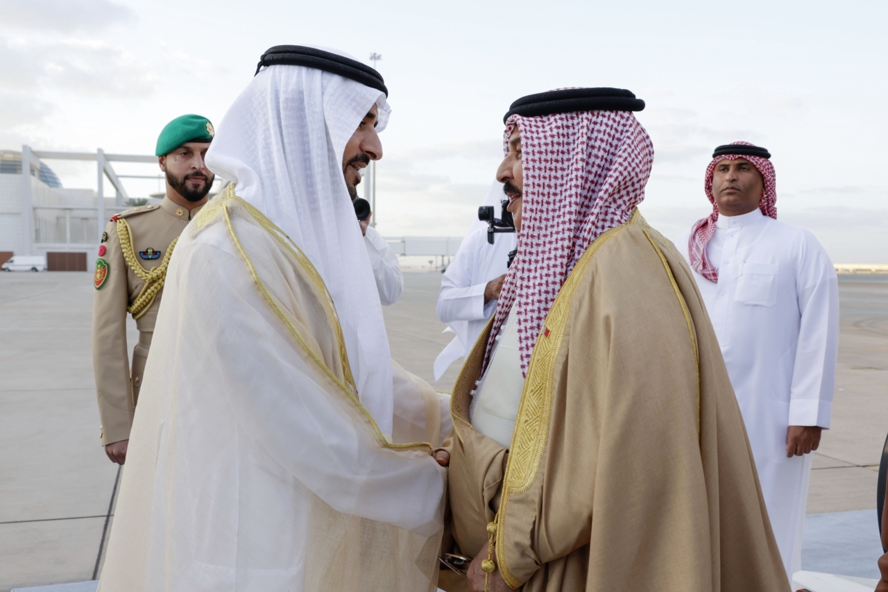 "حمدان بن محمد مصافحاً ملك البحرين"
