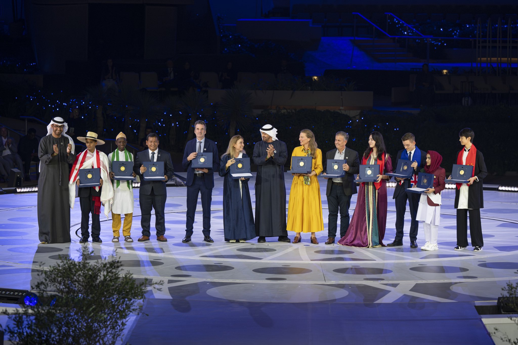 رئيس الدولة يكرم 11 فائزاً بجائزة زايد للاستدامة في COP28