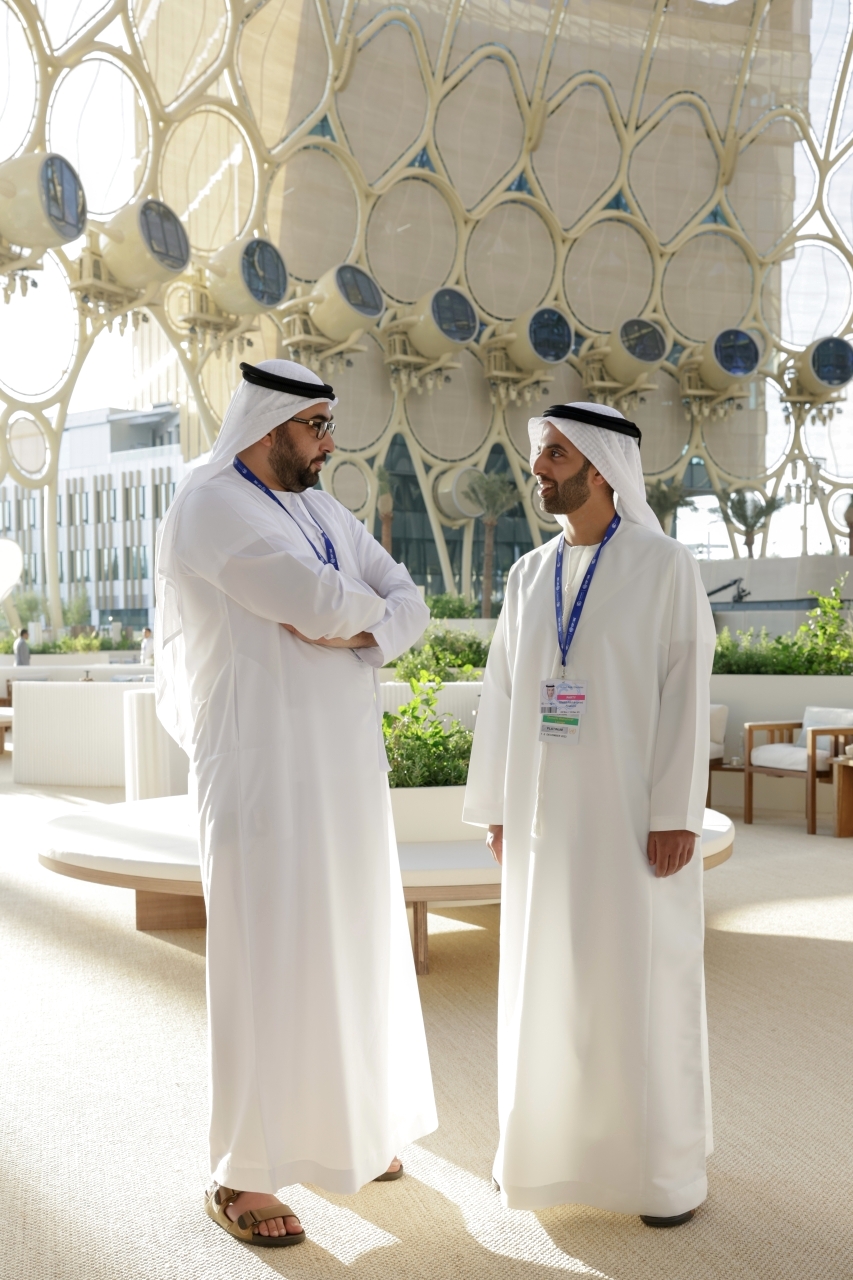 "راشد المعلا يتبادل الحديث مع محمد بن سعود"