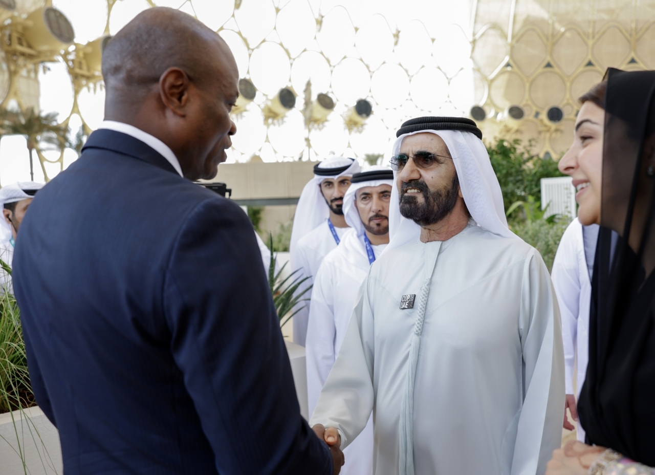 "محمد بن راشد مرحّباً بأحد ضيوف المؤتمر بحضور ريم الهاشمي وسلطان السبوسي"