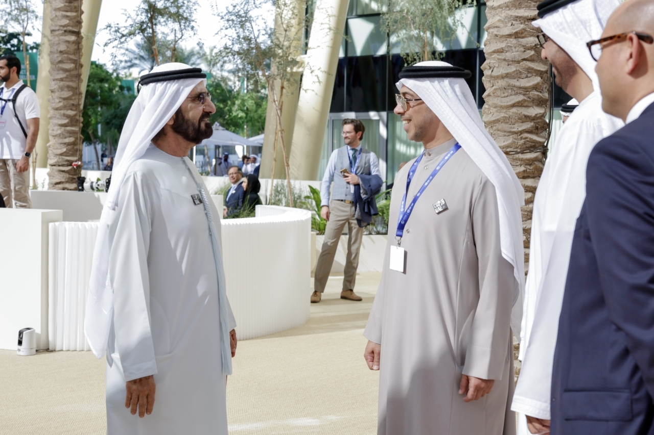 "محمد بن راشد متحدثاً إلى منصور بن زايد بحضور سلطان الجابر"