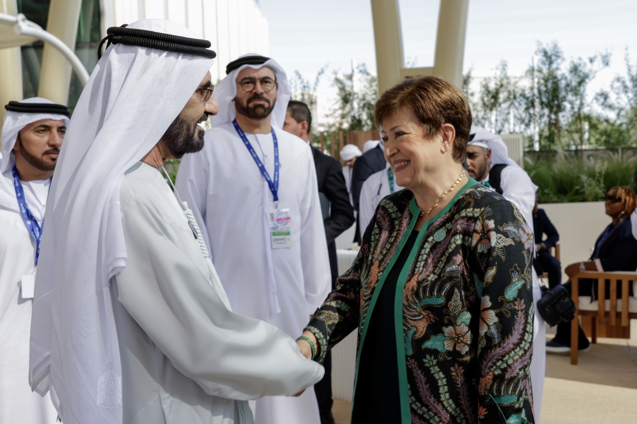 "محمد بن راشد مصافحاً كريستينا جورجيفا بحضور محمد القرقاوي وسلطان السبوسي"