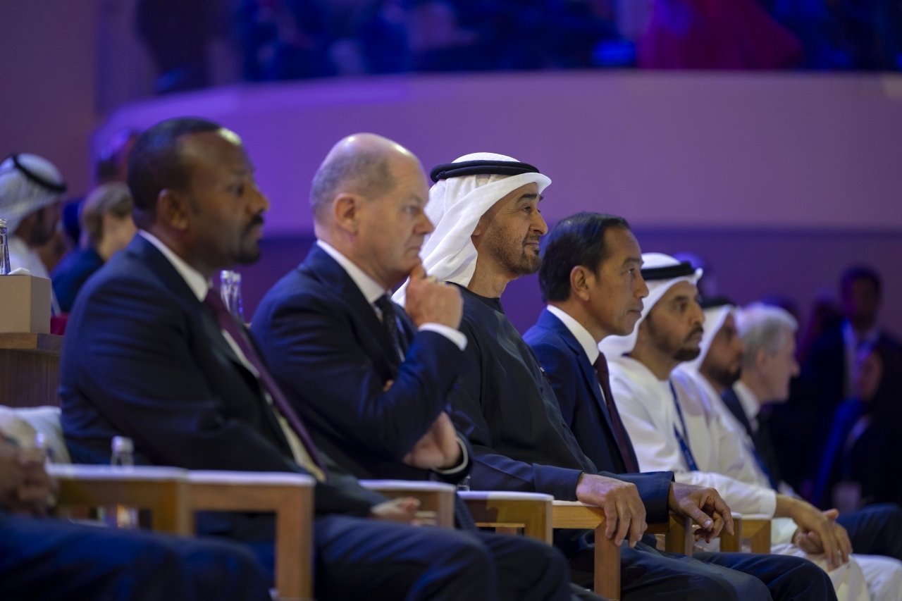"محمد بن زايد خلال الحفل بحضور حمدان وسيف بن زايد والمستشار الألماني والرئيس الإندونيسي ورئيس الوزراء الإثيوبي"
