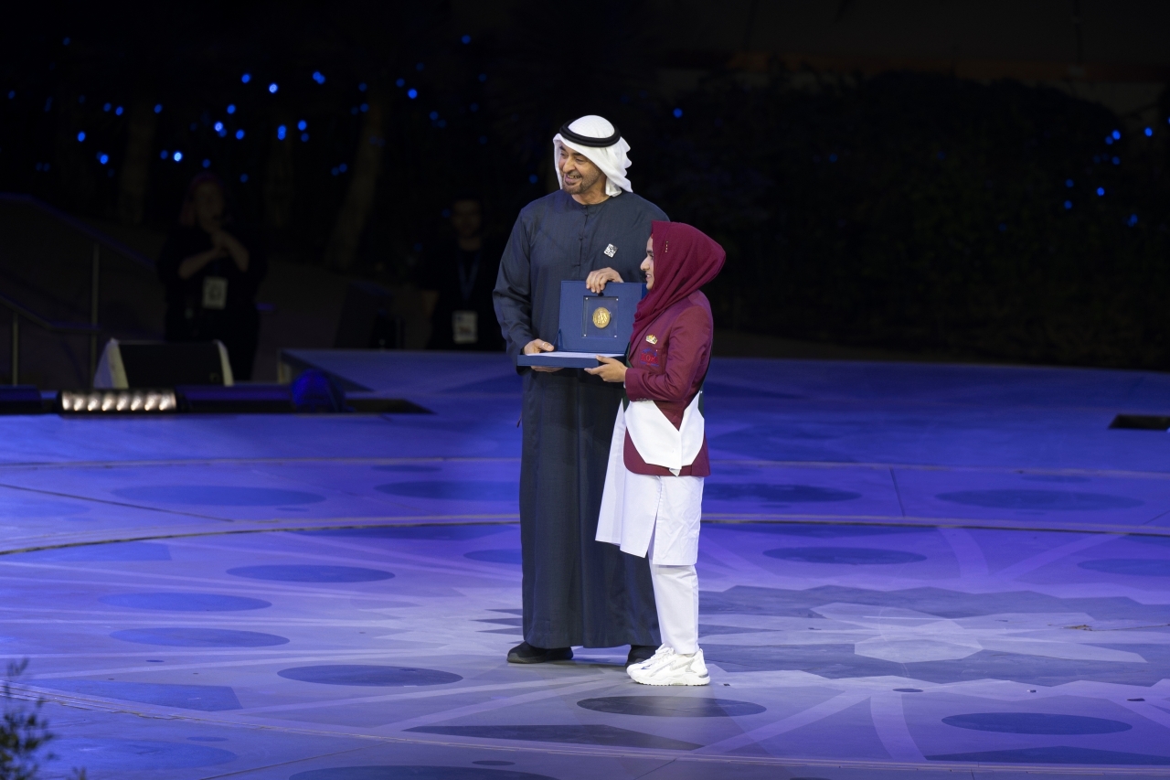 "محمد بن زايد خلال تكريم الفائزين"