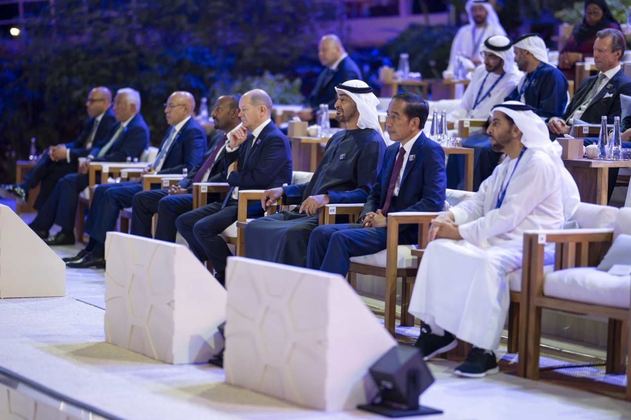 "رئيس الدولة متابعا فعاليات الحفل بحضور حمدان بن زايد والمستشار الألماني ورئيس إندونيسيا ورئيس وزراء إثيوبيا"